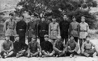老照片：1936年，毛泽东同参加井冈山斗争的部分负责干部在陕北合影