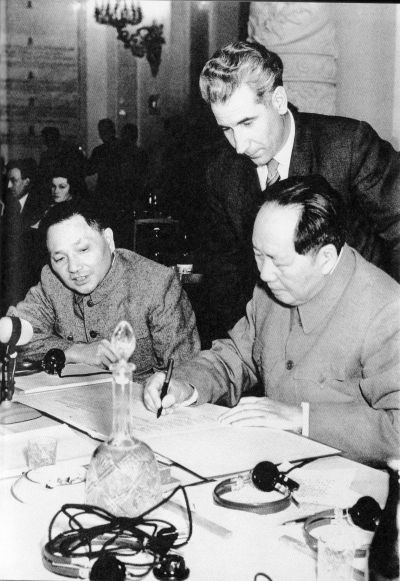 老照片：1957年11月，毛泽东和邓小平（左）在《莫斯科宣言》签字仪式上。