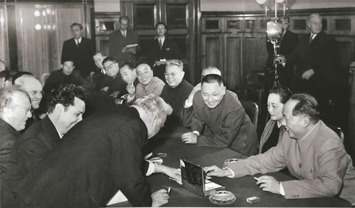 1957年，毛泽东(右一)、邓小平(右三)、杨尚昆(右六)在莫斯科时，苏联部长会议主席布尔加宁请他们品尝苏联香烟。摄于。