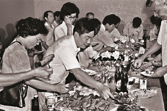 老照片：1987年，福州开始出现自助餐厅，顾客选取美味餐点的场面。