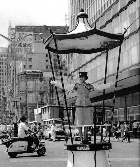 老照片：60年代，香港街头，正在执勤的女交警