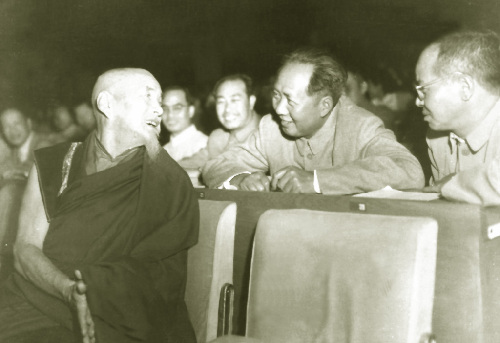 毛泽东在一届一次会议上和喜饶嘉措交谈