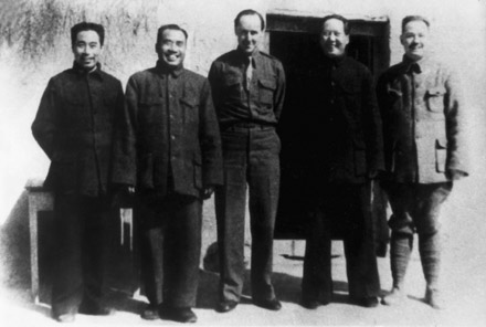 老照片：1944年12月，毛泽东、朱德、周恩来、叶剑英同约翰・戴维斯(中)合影。