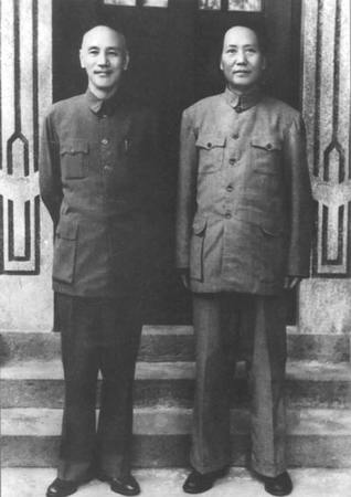 1945年8月，毛泽东和蒋介石在重庆合影。经过四十三天艰苦谈判，国共双方代表于10月10日签署《政府与中共代表会谈纪要》（即《双十协定》）