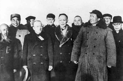 1949年3月，毛泽东等率中共中央机关和人民解放军总部进入北平