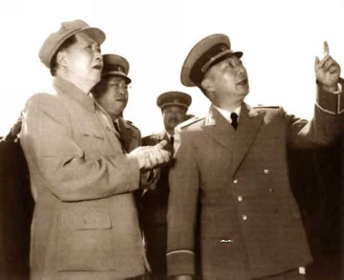 1957年，毛主席和罗荣恒、贺龙、聂荣臻观看飞行表演。