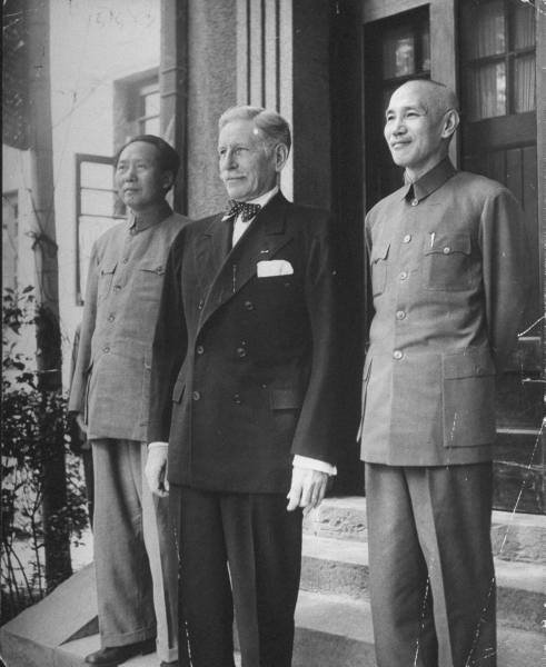 老照片：毛泽东、赫尔利、蒋介石