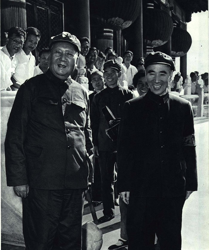 老照片：1966年8月18日，毛泽东和林彪在天安门城楼上。