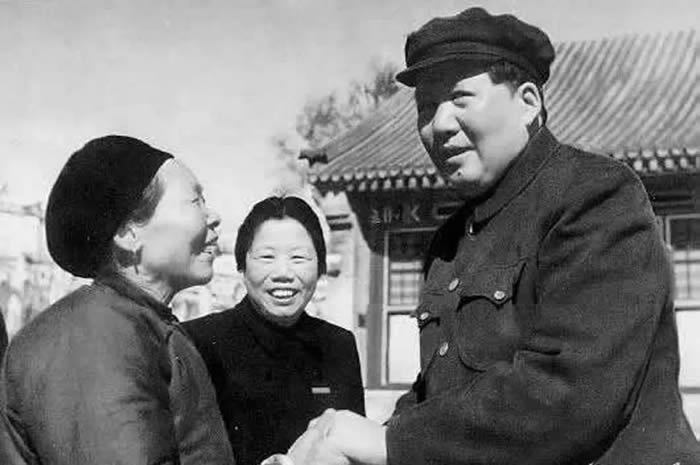 老照片：1953年，毛泽东主席接见黄继光烈士的母亲邓芳芝