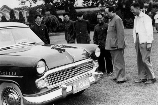 老照片：1958 年初我国第一辆小轿车――“东风”牌轿车诞生。图为毛泽东观看并试坐了“东风”牌小轿车。