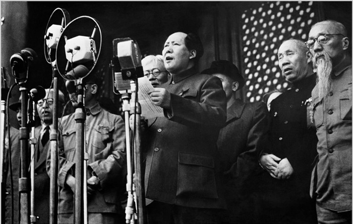 老照片：1949年10月1日，毛泽东在天安门城楼上向全世界庄严宣告：中华人民共和国成立了。（1949年 候波 摄）