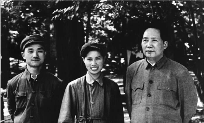 老照片：毛泽东、徐肖冰、侯波合影。(1949年 陈正清 摄)