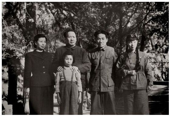老照片：1949年，毛泽东和长子毛岸英(右二)，儿媳刘思齐(右一)、女儿李讷在北平香山，左一为江