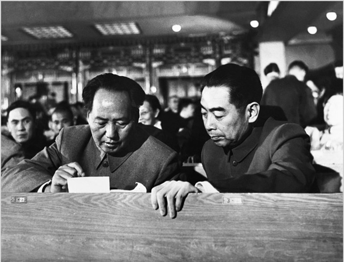 毛泽东、周恩来在第一届人代会上。（1954年9月 候波 摄）