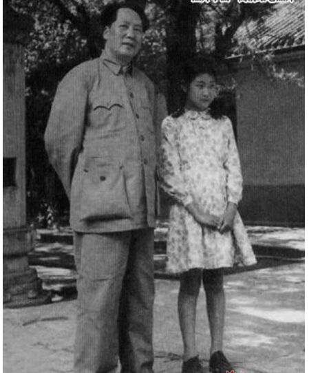 老照片：1946年7月，分别7年多的大女儿李敏回国，毛泽东十分兴奋，说李敏是他的“洋宝贝”。