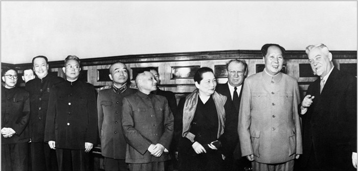 老照片：中国政府代表团访问功苏联。毛泽东、宋庆龄、邓小平、彭德怀等和苏联领导人布尔加尔。（1957年 候波 摄）