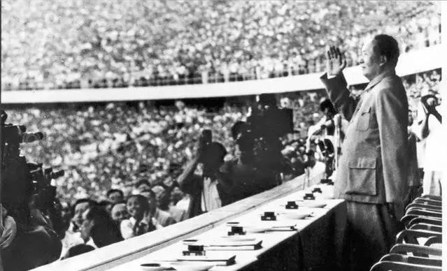 1959年9月13日至10月3日，横跨国庆前后的第一届全国运动会在北京举行。毛泽东、刘少奇、朱德、周恩来等党和国家领导人出席了开幕式。这张老照片为毛主席向参加开幕式的热情的观众挥手致意。