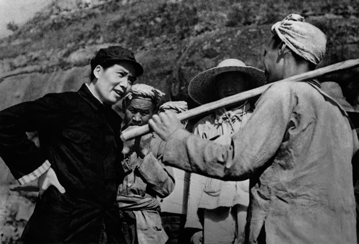 老照片：1939年，延安，毛主席与杨家岭农民谈话。