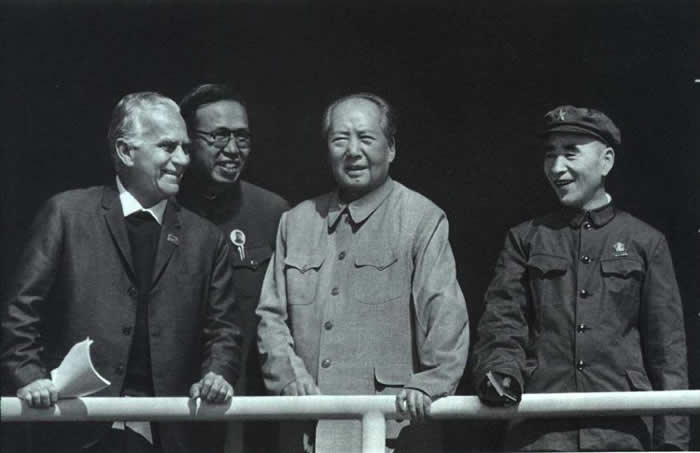 老照片：1970年10月1日，毛泽东和林彪在天安门城楼与埃德加・斯诺