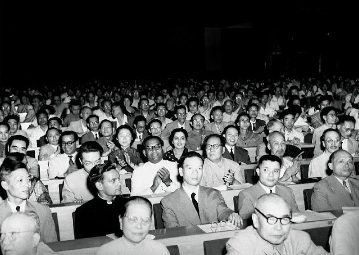 1963年在人民大会堂观看文艺演出，旁边是胡志明。