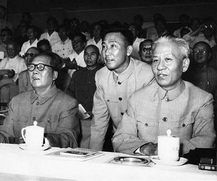 1959年9月13日，毛泽东与刘少奇出席在新落成的工人体育场举办的第一届全国运动会开幕式。