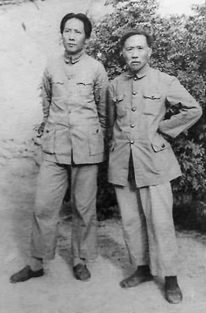 老照片：1936年，毛泽东和他青年时期的老师徐特立在保安