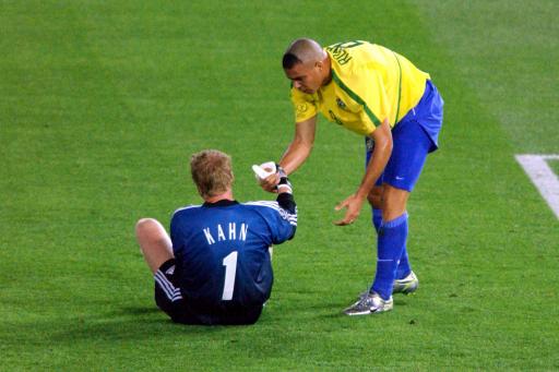 2002年世界杯由韩国和日本联合举行。6月30日，在最后的决赛中巴西队凭借罗纳尔多的梅开二度2-0战胜德国队，第五次获得世界杯。图为比赛结束后，罗纳尔多上前安慰曾经在比赛中出现失误的门将卡恩。