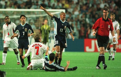 1998年世界杯来到了浪漫的国度―法国 这是国际足联决定扩军后举办的第一届世界杯，最后的决赛在东道主法国队与巴西队之间展开，最终法国队在决赛中凭借着齐达内的出色发挥以3-0战胜了巴西队，法国人也迎来了历史上第一座世界杯冠军奖杯。1998年6月30日，法国世界杯提前迎来了巅峰之战，八分之一决赛中阿根廷与英格兰这对老冤家再次相遇，比赛进行的异常激烈，另外贝克汉姆的红牌也成为了赛后关注的焦点，双方在120分钟内打成2-2，点球决胜中阿根廷人以4-3取得了胜利，进军八强，图为贝克汉姆(白衣7号)因受到西蒙尼(倒地者)“挑衅”恶意报复吃到红牌。