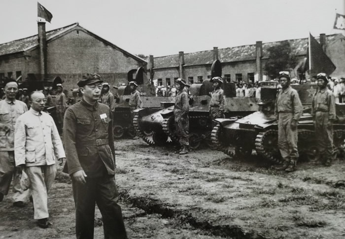 1949年“八一”建军节，聂荣臻检阅我军坦克部队时的留影。
