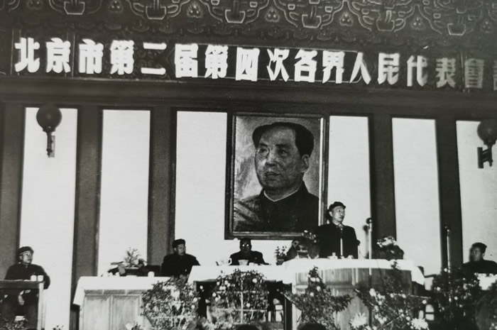 1949年11月20日，当选为北京市市长的聂荣臻，在北京市人民代表会议上讲话的场景。