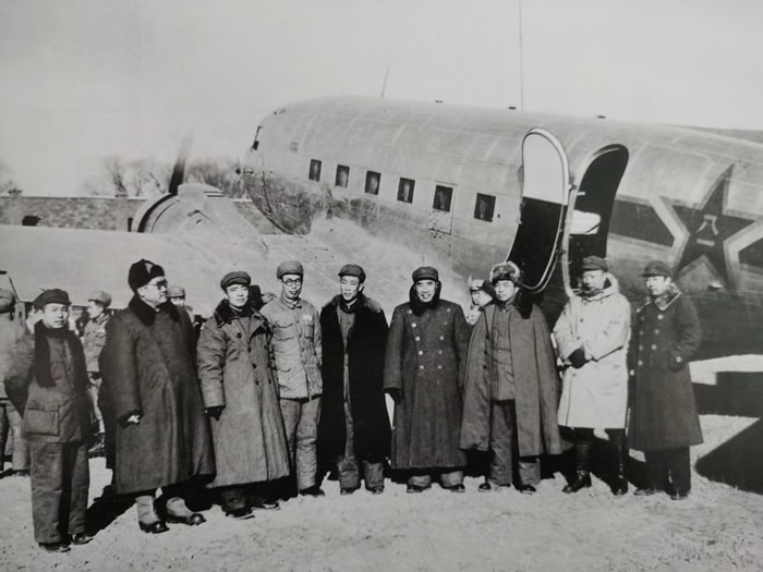 1949年12月，聂荣臻陪同朱德总去机场迎接前来北京开会的彭德怀，一行人在彭德怀安全抵达后在飞机旁的合影。