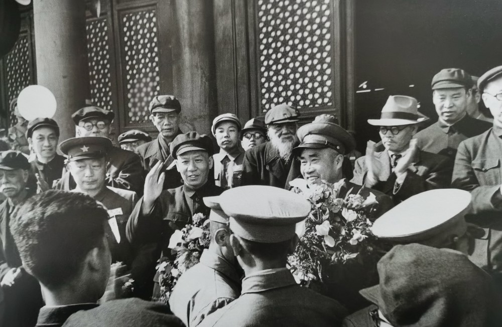 1950年5月1日，聂荣臻等首长在北京庆祝建国后第一个劳动节时的热闹场景。