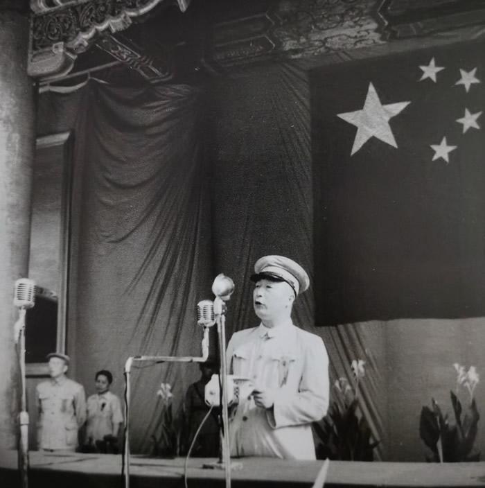 1951年“八一”建军节，北京各界人士四万余人齐聚故宫太和殿广场，共同庆祝建军节，并示威反对美国侵略台湾和朝鲜。照片为致开幕词的聂荣臻。