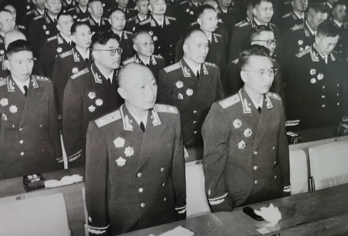 1955年9月，聂荣臻被授予元帅军衔以及一级八一勋章、一级独立自由勋章、一级解放勋章。上幅照片为聂荣臻参加怀仁堂授勋仪式时的留影。