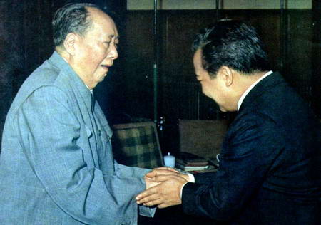 老照片：1975年8月，毛泽东与西哈努克亲王亲切握手