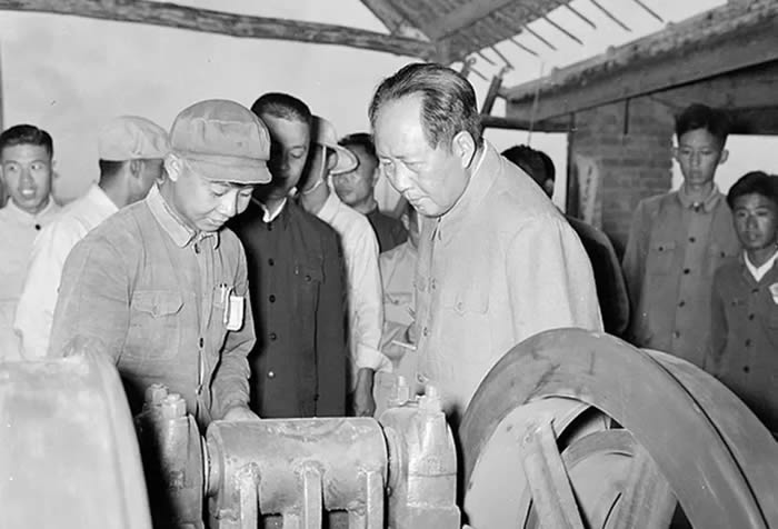 1958年9月，毛泽东视察省委机关钢铁厂出铁的情况。