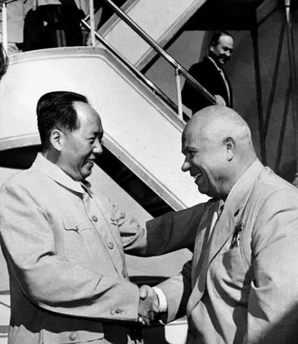老照片：1959年，毛泽东在北京机场迎接赫鲁晓夫。.