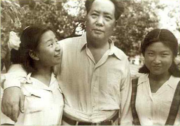 1951年8月，毛泽东与女儿李敏、李讷在北京香山