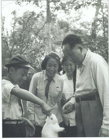 老照片：1954年，毛泽东和孩子们