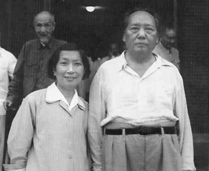 1959年6月，毛泽东和早年挚友柳直荀的夫人李淑一在长沙