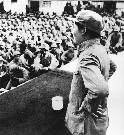 老照片：毛泽东同志给抗大二期学员作《论持久战》报告。