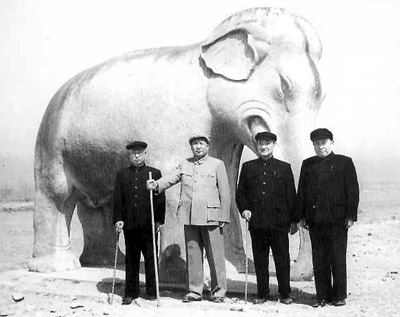 老照片：1954年4月，毛泽东和程潜（右二）、程星龄（右一）、表兄王季范（左一）在北京十三陵