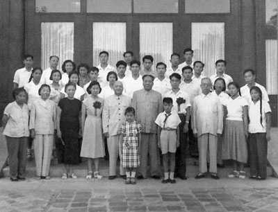 老照片：1959年9月，毛泽东参加李敏、孔令华的婚礼，前排左二为邓颖超、左三为蔡畅、左五为孔从洲