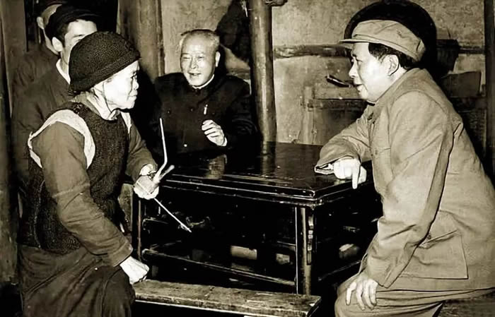 老照片：1958年3月16日傍晚，成都会议期间，毛泽东主席视察成都近郊郫县合兴乡红光高级农业合作社，与社员温大娘拉家常