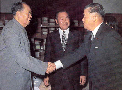 老照片：1972年9月27日，毛泽东在中南海会见日本总理大臣田中角荣（中）和外务大臣大平正芳（右）。9月29日，中日两国政府发表联合声明，宣布实现中日邦交正常化，正式建立外交关系
