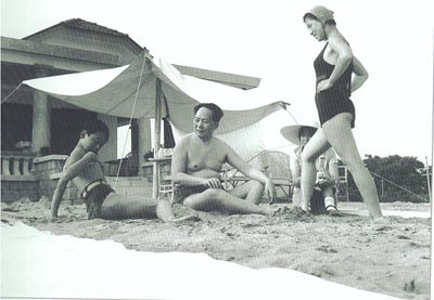 老照片：1954年毛泽东和女儿李纳（右一）、李敏（右二）、侄子毛远新在北戴河浴场