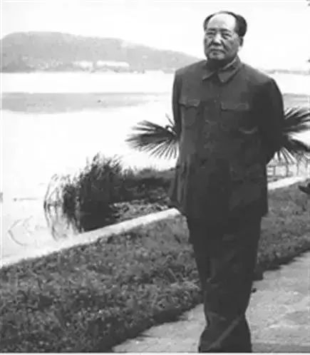 老照片：1961年12月26日，武汉，毛泽东在东湖宾馆度过了68岁生日