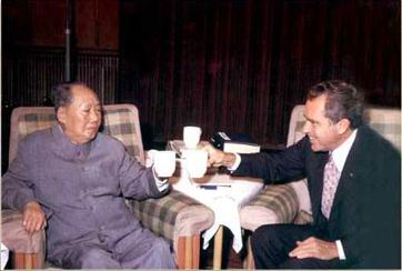 老照片：1975年2月，毛泽东会见第二次访华的美国总统尼克松