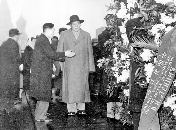 老照片：1957年11月5日，毛泽东率中国党政代表团前往莫斯科红场拜谒列宁墓