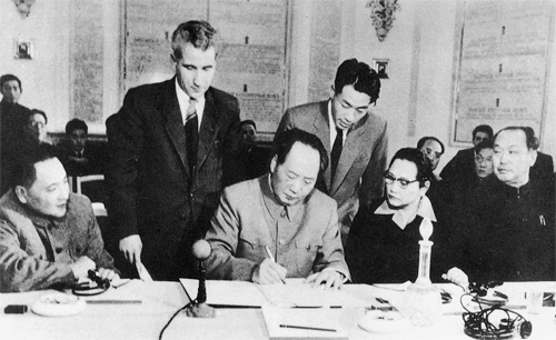 老照片：1957年11月，中国代表团先后出席了在莫斯科举行的12个社会主义国家共产党和工人党代表会议及64个共产党 和工人党代表会议。会议期间，毛泽东提出中国将用15年左右，在钢铁等主要工业产品的产量上赶上和超过英国。